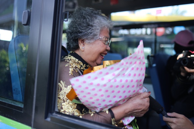 Ngày 8/3 ở Sài Gòn: Chị em đi xe buýt là được tặng hoa và cả những nụ cười dễ thương thế này - Ảnh 6
