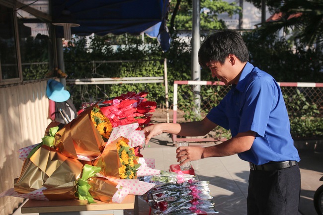Ngày 8/3 ở Sài Gòn: Chị em đi xe buýt là được tặng hoa và cả những nụ cười dễ thương thế này - Ảnh 1