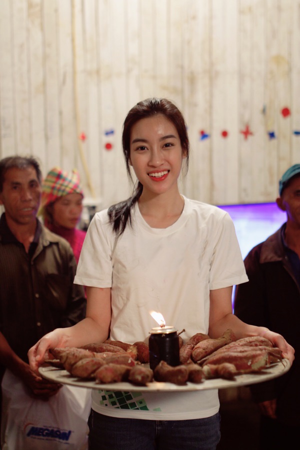 Sinh nhật 'độc nhất vô nhị' đáng nhớ của Hoa hậu Đỗ Mỹ Linh bên mâm khoai lang luộc - Ảnh 2