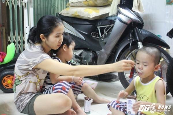  Gia đình sinh 5 đầu tiên ở Việt Nam: Tết, chồng tôi vẫn chạy xe suốt đêm để nuôi con - Ảnh 7