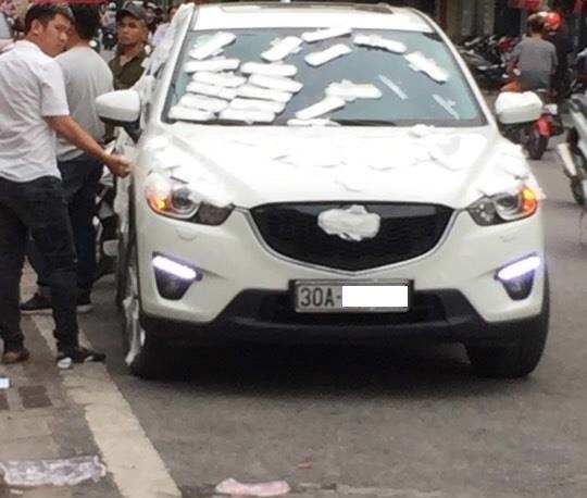 Sốc: Xe hơi bị dán kín bằng... hàng trăm miếng băng vệ sinh tại Hà Nội