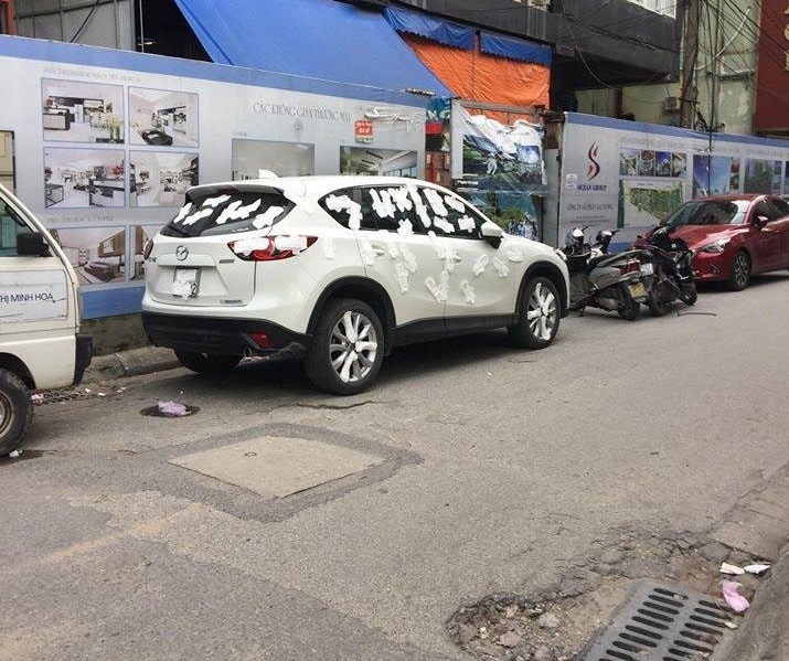 Sốc: Xe hơi bị dán kín bằng... hàng trăm miếng băng vệ sinh tại Hà Nội