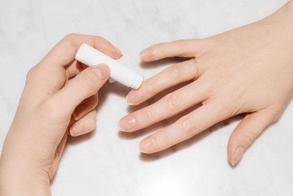 1001 công dụng 'thần thánh' của son dưỡng môi nhất định phụ nữ phải biết - Ảnh 2 1001 công dụng 'thần thánh' của son dưỡng môi nhất định phụ nữ phải biết - Ảnh 2
