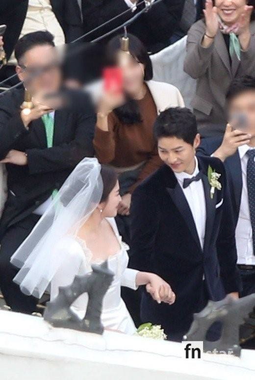 Giây phút Song Joong Ki - Song Hye Kyo hôn nhau trong đám cưới
