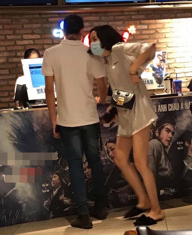 Hình ảnh hẹn hò của Soobin Hoàng Sơn và Hiền Hồ tại một rạp chiếu phim lớn ở TP.HCM 