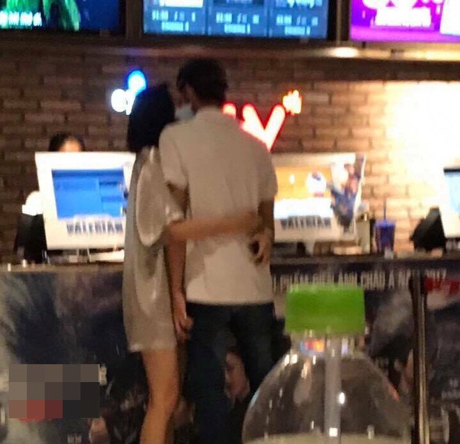 Hình ảnh hẹn hò của Soobin Hoàng Sơn và Hiền Hồ tại một rạp chiếu phim lớn ở TP.HCM 