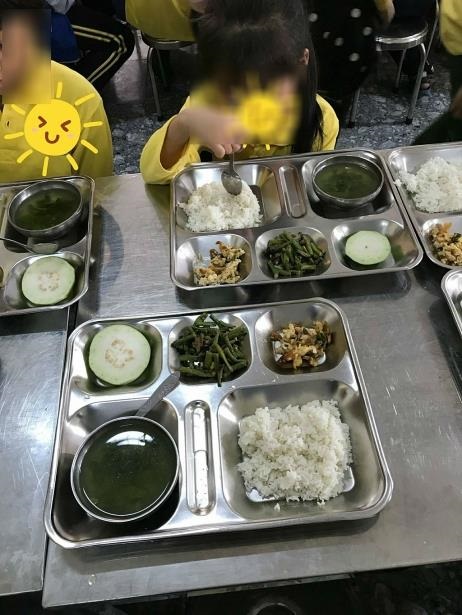 Suất cơm 23.000 đồng chỉ vài cọng rau luộc, mấy miếng thịt nhỏ của học sinh lớp 2 khiến hội cha mẹ đắng lòng - Ảnh 1 Suất cơm 23.000 đồng chỉ vài cọng rau luộc, mấy miếng thịt nhỏ của học sinh lớp 2 khiến hội cha mẹ đắng lòng - Ảnh 1