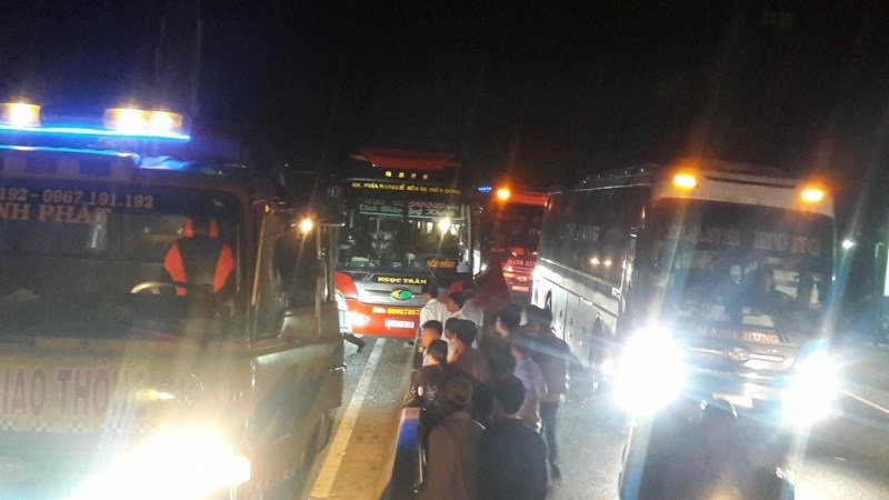 Vụ va chạm khiến giao thông trên quốc lộ 1A, đoạn qua xã Hàm Đức, huyện Hàm Thuận Bắc (Bình Thuận) bị tắc nghẽn nghiêm trọng - Ảnh: Internet