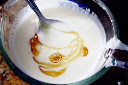  Tắm trắng bằng vitamin B1 và vitamin E kết hợp với sữa chua, mật ong, dầu dừa dưỡng trắng da căng mịn