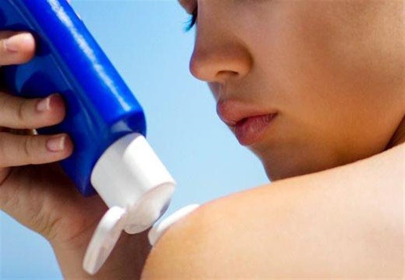 Trong quá trình thực hiện tắm trắng bằng bia và sữa tươi bạn nên thoa kem chống nắng để tránh tác động của tia UV, làm sạm da.