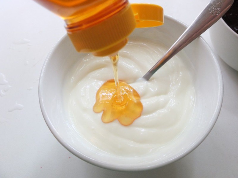 Tắm trắng bằng mật ong kết hợp sữa chua không đường