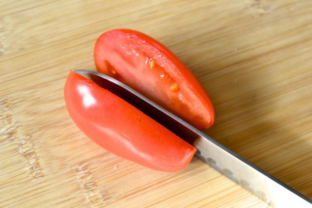tẩy ria mép bằng cà chua