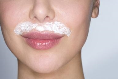 Loại bỏ ria mép bằng cách dùng kem đánh răng