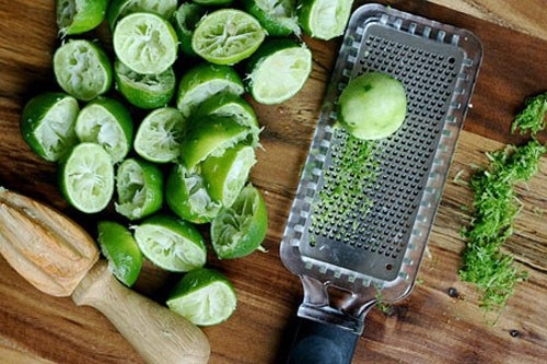 Tẩy trắng răng trong vài phút với vỏ cam, vỏ chanh - Ảnh 1 Vỏ chanh và muối giúp tẩy trắng răng và trị hôi miệng hiệu quả - Ảnh: Internet