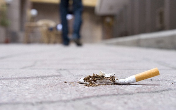 Vứt mẩu thuốc lá ra đường, 5 người dân ở quận Hoàn Kiếm bị phạt hơn 3,7 triệu đồng - Ảnh 1