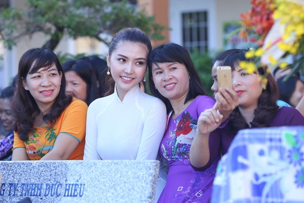 Những bài thơ ngắn về thầy cô giáo tự sáng tác hay nhất - Ảnh 1 Ngày Nhà giáo Việt Nam.