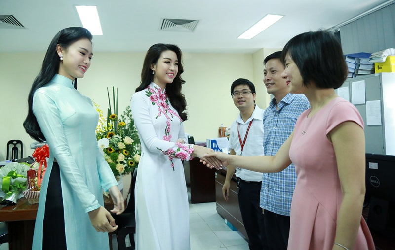 Những bài thơ ngắn về thầy cô giáo tự sáng tác hay nhất - Ảnh 2 Về thăm thầy cô.