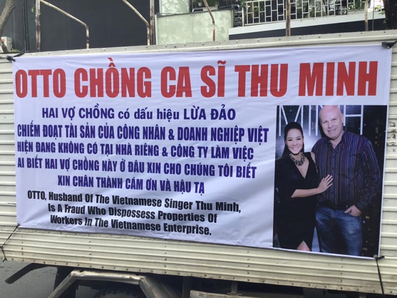 Ô tô treo banner tố chồng Thu Minh lừa đảo khắp đường phố Sài Gòn