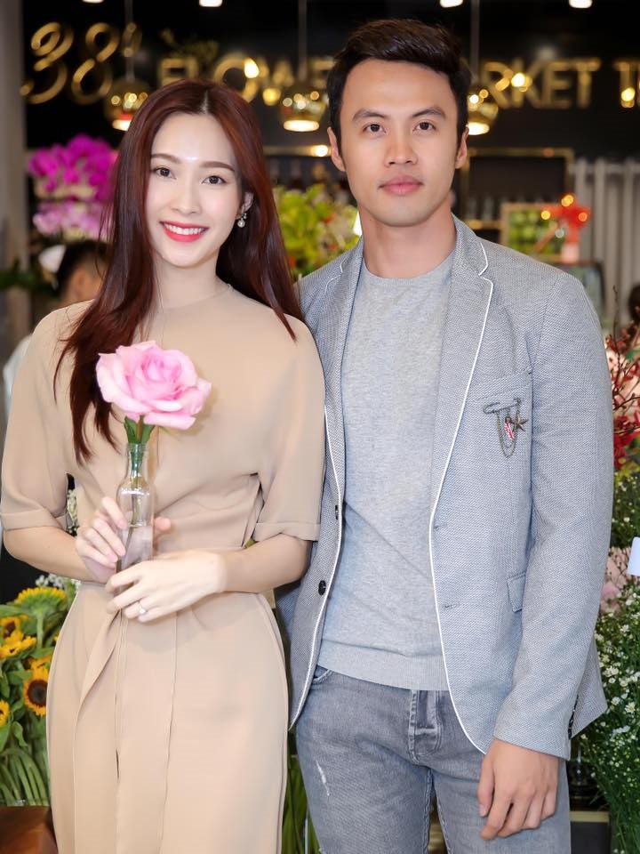 Hoa hậu Thu Thảo đeo nhẫn đính hôn, xuất hiện đẹp như thiên thần sau tin kết hôn với bạn trai đại gia