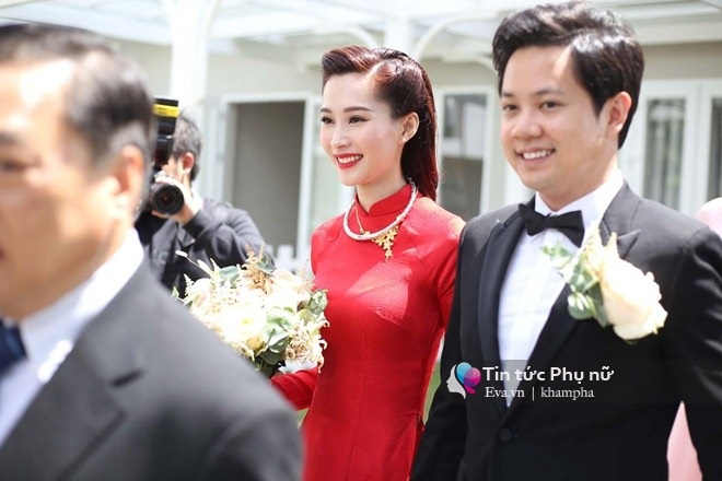 Hoa hậu Thu Thảo chính thức bước lên xe hoa theo đại gia Trung Tín