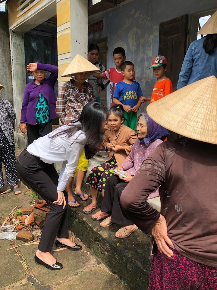 Vợ chồng Thủy Tiên đi Phú Yên trao 550 triệu đồng cho người dân bị thiệt hại do bão số 12: Nhà nhiều nhất 42 triệu, ít nhất 1 triệu - Ảnh 12