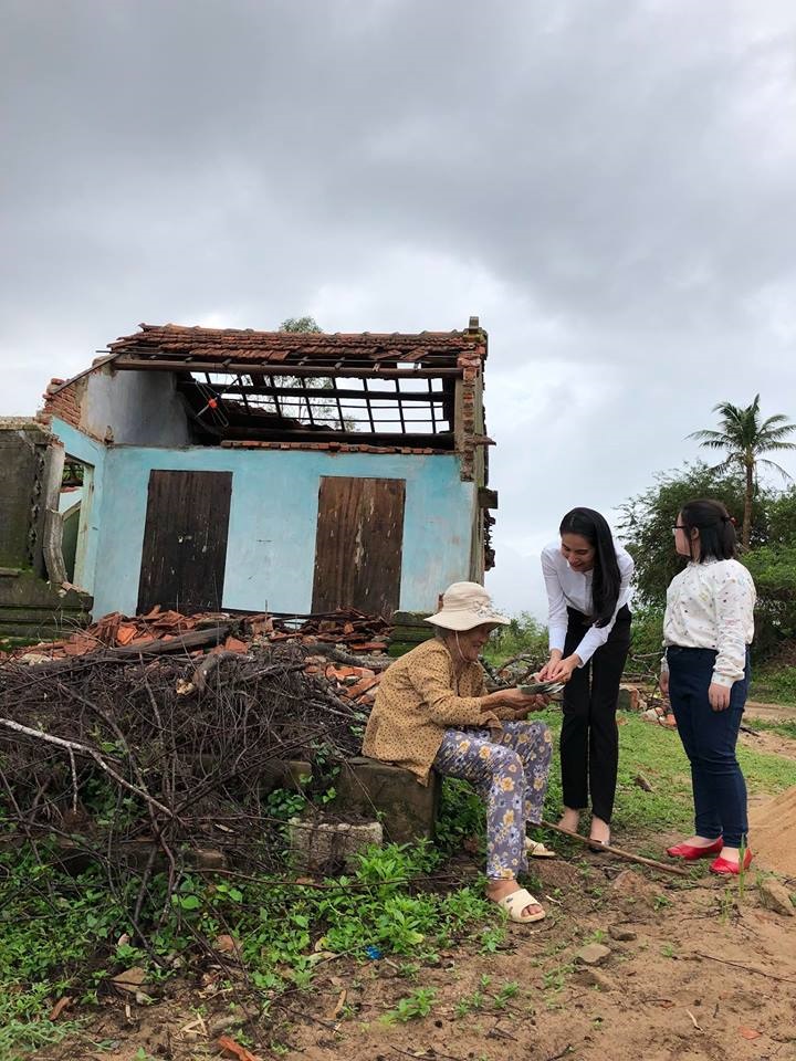 Vợ chồng Thủy Tiên đi Phú Yên trao 550 triệu đồng cho người dân bị thiệt hại do bão số 12: Nhà nhiều nhất 42 triệu, ít nhất 1 triệu - Ảnh 1