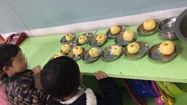 Trường mầm non cho học sinh ăn táo mốc khiến phụ huynh bức xúc - Ảnh 1