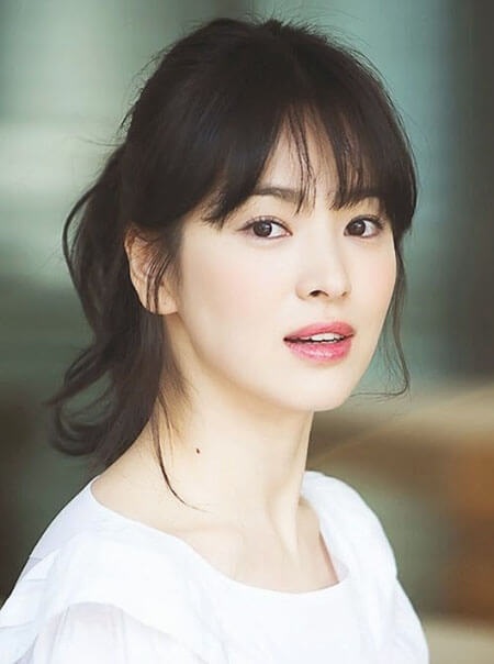 Tóc mái thưa hợp với khuôn mặt nào? - Ảnh 5 Tóc mái thưa ở giữa là xu hướng được nhiều chị em yêu thích