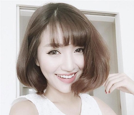 Tóc mái thưa ngang vai uốn phồng phong cách Tóc mái thưa ngang vai uốn phồng phong cách