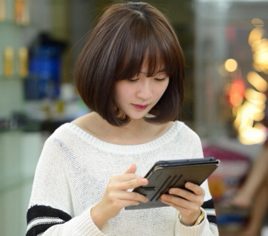 Tóc mái thưa ngang vai uốn cúp đuôi dịu dàng, nữ tính Tóc mái thưa ngang vai uốn cúp đuôi dịu dàng, nữ tính
