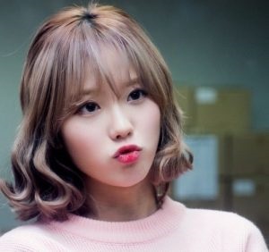 Tóc mái thưa ngang vai xoăn nhẹ kiêu kỳ, sang chảnh Tóc mái thưa ngang vai xoăn nhẹ kiêu kỳ, sang chảnh