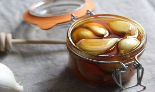 Ngâm tỏi và mật ong theo cách này, bạn sẽ tiếc 'đứt ruột' vì không biết sớm hơn - Ảnh 2 Ngâm tỏi và mật ong theo cách này, bạn sẽ tiếc 'đứt ruột' vì không biết sớm hơn - Ảnh 2