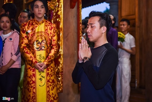 Trấn Thành, Việt Hương và hàng loạt sao Việt 'đội mưa' đến viếng Nhà thờ tổ của Hoài Linh - Ảnh 1