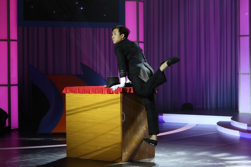 Cố tình chơi khăm đồng nghiệp, Trấn Thành bị rách cả quần