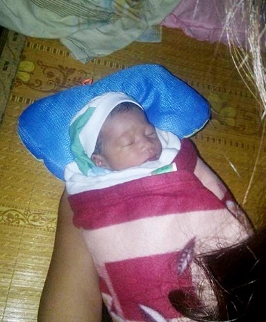 Bàng hoàng: Phát hiện bé trai sơ sinh mới 2 ngày tuổi bị bỏ rơi giữa vùng tâm bão - Ảnh 1