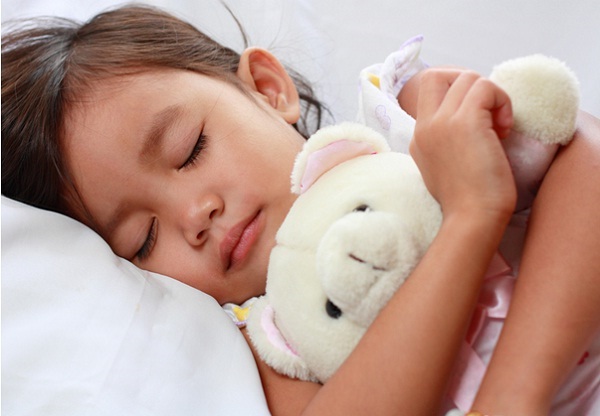 3 lợi ích lớn khi trẻ ngủ trước 9 giờ tối - Ảnh 1