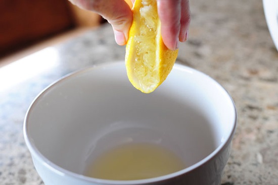 Vitamin C trong chanh giúp làm khô vết mụn khiến chúng xẹp nhanh chỉ sau 1 đêm - Ảnh: Internet Vitamin C trong chanh giúp làm khô vết mụn khiến chúng xẹp nhanh chỉ sau 1 đêm - Ảnh: Internet