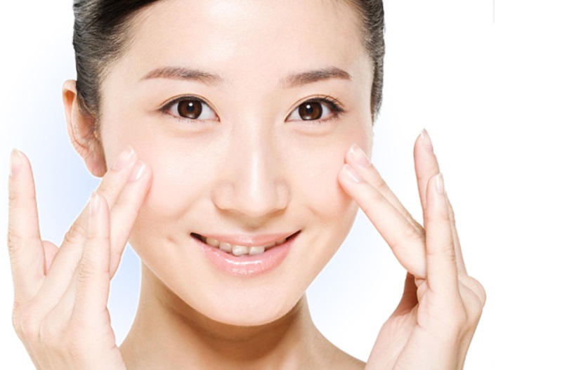 Rửa mặt và massge da mặt thường xuyên hỗ trợ trị mụn thâm hiệu quả hơn