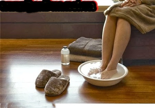 Ngâm chân với dầu dừa giúp trị nứt gót chân công hiệu