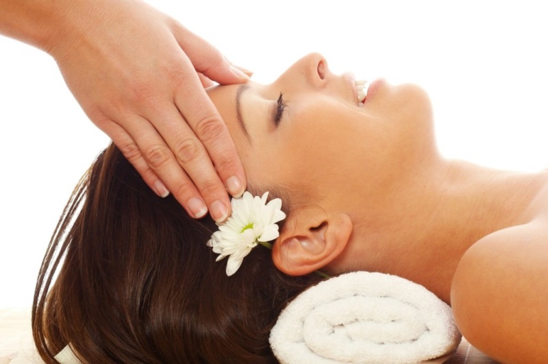 Trị rụng tóc hiệu quả tại nhà bằng cách massage với tinh dầu tóc