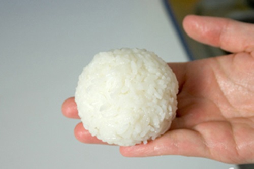 Nách thâm đen hóa trắng mịn nhờ nắm cơm nóng - Ảnh 3 Phương pháp trị thâm nách tại nhà với cơm nóng và chanh tươi - Ảnh: Internet