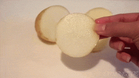 Cắt lát khoai tây mỏng để trị thâm nách tại nhà đơn giản