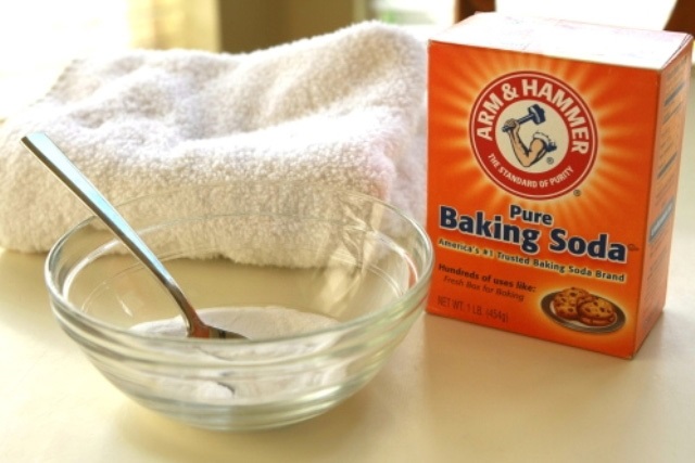Bí quyết trị thâm nách tự nhiên bằng nước hoa hồng và baking soda