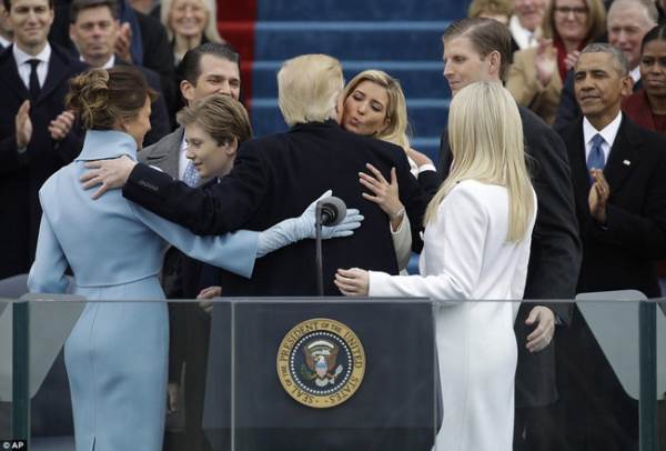 Đây chính là ánh mắt 'gây bão' của bà Obama khi nhận được quà từ tay vợ Tổng thống Trump - Ảnh 11