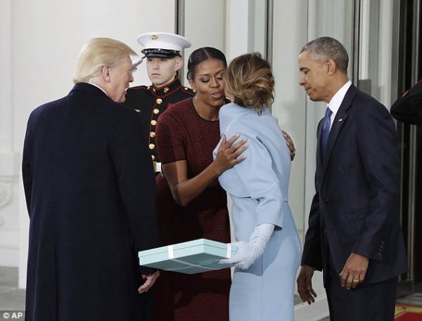 Đây chính là ánh mắt 'gây bão' của bà Obama khi nhận được quà từ tay vợ Tổng thống Trump - Ảnh 2