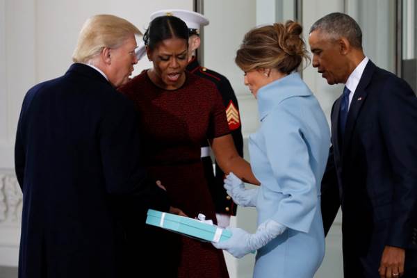 Đây chính là ánh mắt 'gây bão' của bà Obama khi nhận được quà từ tay vợ Tổng thống Trump - Ảnh 3