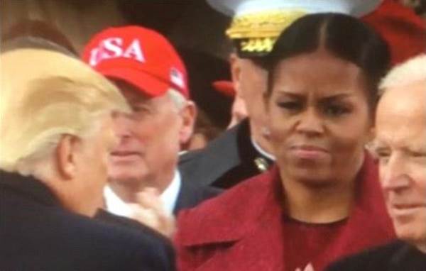 Đây chính là ánh mắt 'gây bão' của bà Obama khi nhận được quà từ tay vợ Tổng thống Trump - Ảnh 7