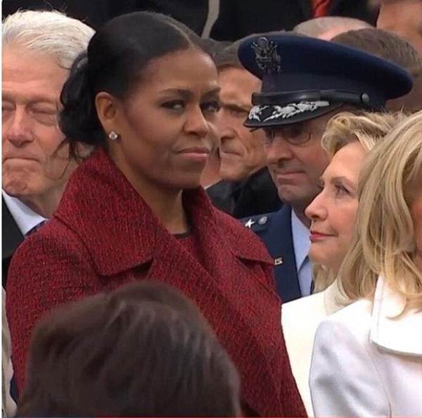 Đây chính là ánh mắt 'gây bão' của bà Obama khi nhận được quà từ tay vợ Tổng thống Trump - Ảnh 8