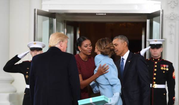 Từ cách bước xuống xe và chờ vợ, người ta đã thấy sự khác nhau giữa Tổng thống Trump và ông Barack Obama - Ảnh 1