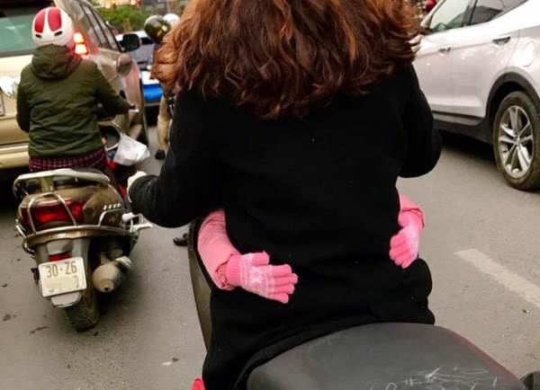 Đôi găng tay hồng bé xinh sưởi ấm trái tim mọi bà mẹ trên phố ngày cuối năm giá lạnh - Ảnh 1